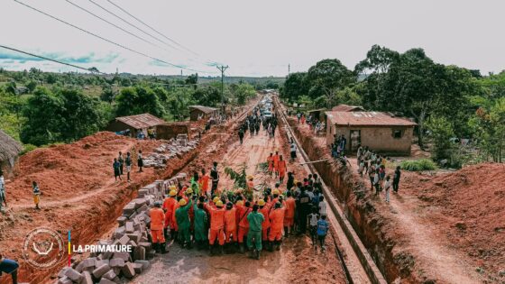 A Kasangulu, Judith Suminwa inspecte la modernisation des infrastructures et appelle la population à la vigilance face aux traîtres